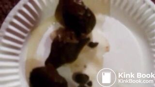 Ma nana se filme pendant qu'elle fait caca