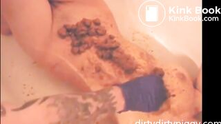 Couple is playing with shit in the bathtub