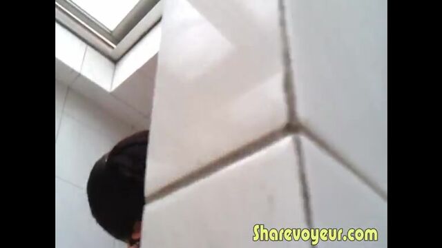 Voyeur gets caught spying on woman shitting