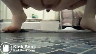 Mature bbw shitting in a plastic box