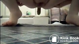 Mature bbw shitting in a plastic box