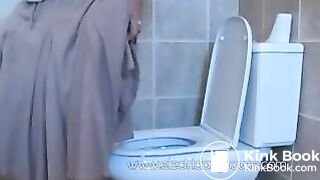 Hot babe shits on her bath tub