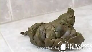 Hot babe shits on her bath tub