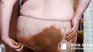 Geile-fette-alte-deutsche-Hure-scheisst-sich-in-ihre-Strumpfhose