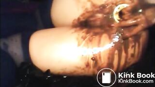 Babe shitting diarrhea and fingering asshole