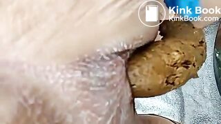 alter Arsch drückt raus