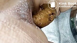 alter Arsch drückt raus