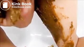 Girl shitting masturbating with toys and squirting