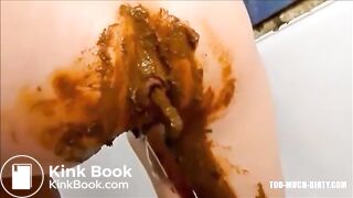 Girl shitting masturbating with toys and squirting