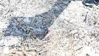 en écartant les fesses