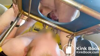 Frau scheisst in den Mund