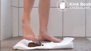 Babe shit and smears it on her feet