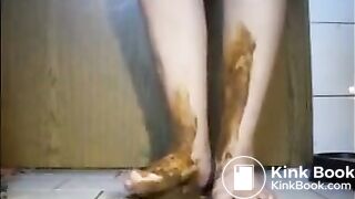 Mature bbw shitting and smear it on her feet