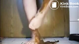 Mature bbw shitting and smear it on her feet