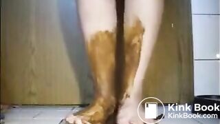 Mature bbw shitting and smear it on her feet