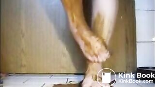 Mature bbw shitting and smear it on her feet