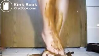 Mature bbw shitting and smear it on her feet