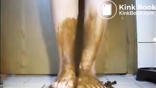 Mature bbw shitting and smear it on her feet