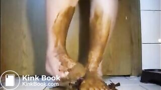 Mature bbw shitting and smear it on her feet