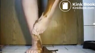 Mature bbw shitting and smear it on her feet
