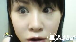 Schlampe putz ihre Zähne mit Scat