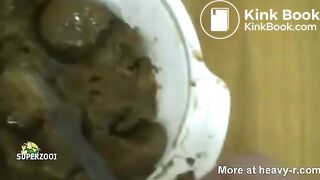 Schlampe putz ihre Zähne mit Scat