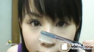 Schlampe putz ihre Zähne mit Scat