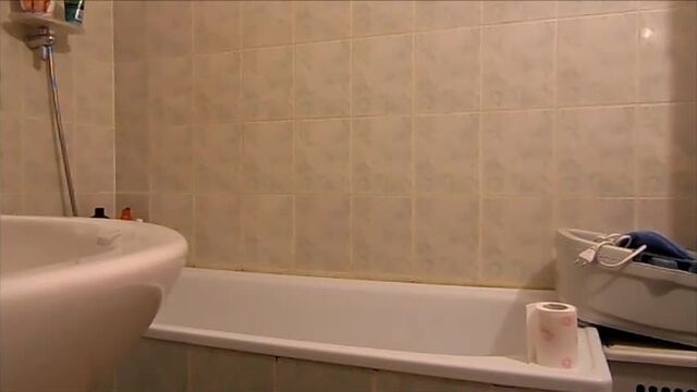 Desperate blonde takes a sloppy dump in the bathtub