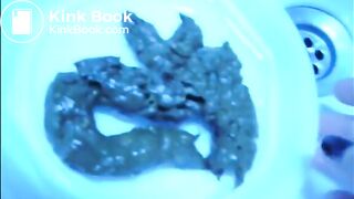 Hot milf shit and piss in the bathtube