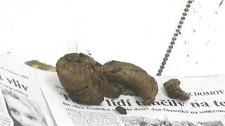 une blonde fait caca