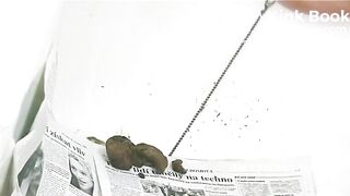 une blonde fait caca