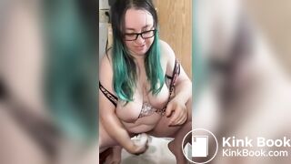 Chubby MILF takes a shit