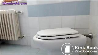 geile Slut frisst ihre Kacke von der Klobürste