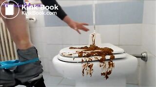 geile Slut frisst ihre Kacke von der Klobürste