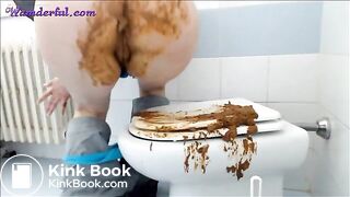 geile Slut frisst ihre Kacke von der Klobürste