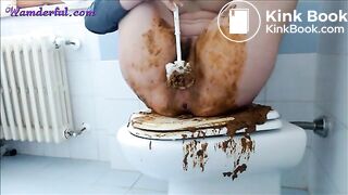 geile Slut frisst ihre Kacke von der Klobürste