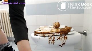 geile Slut frisst ihre Kacke von der Klobürste