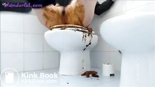 geile Slut frisst ihre Kacke von der Klobürste