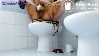 geile Slut frisst ihre Kacke von der Klobürste