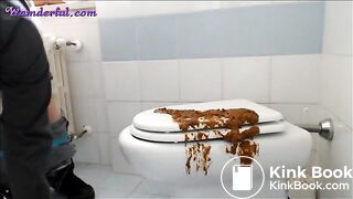 geile Slut frisst ihre Kacke von der Klobürste
