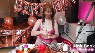 I eat a shitty cupcake !