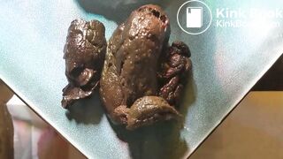 Elle filme son anus et sa fente, elle pisse et elle défèque