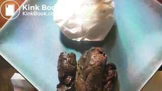 Elle filme son anus et sa fente, elle pisse et elle défèque