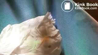 Elle filme son anus et sa fente, elle pisse et elle défèque