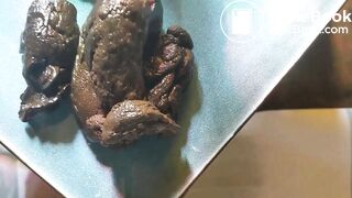 Elle filme son anus et sa fente, elle pisse et elle défèque