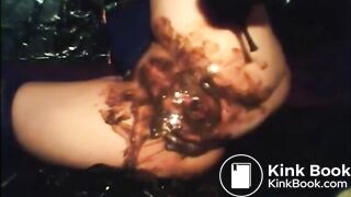 Babe shitting diarrhea and fingering asshole