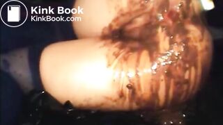 Babe shitting diarrhea and fingering asshole