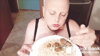 this is how the pig fagot tastes a plate of spaghetti on the Master's order