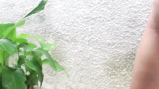 pisser et chier sous la pluie