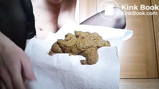 Sexy pooping on the floor